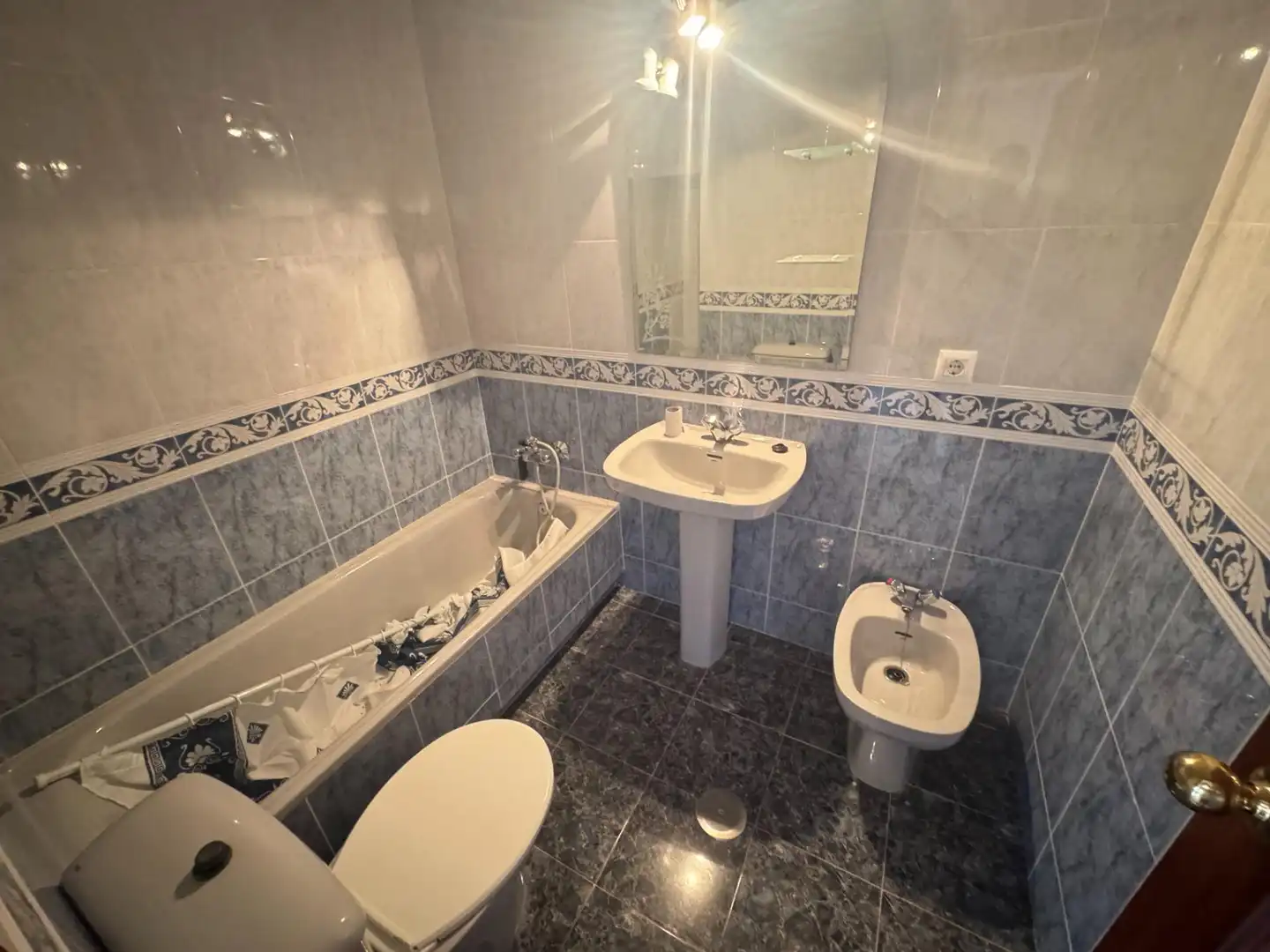 Bathroom of Flat for sale in Dos Hermanas  with Terrace and Storage room