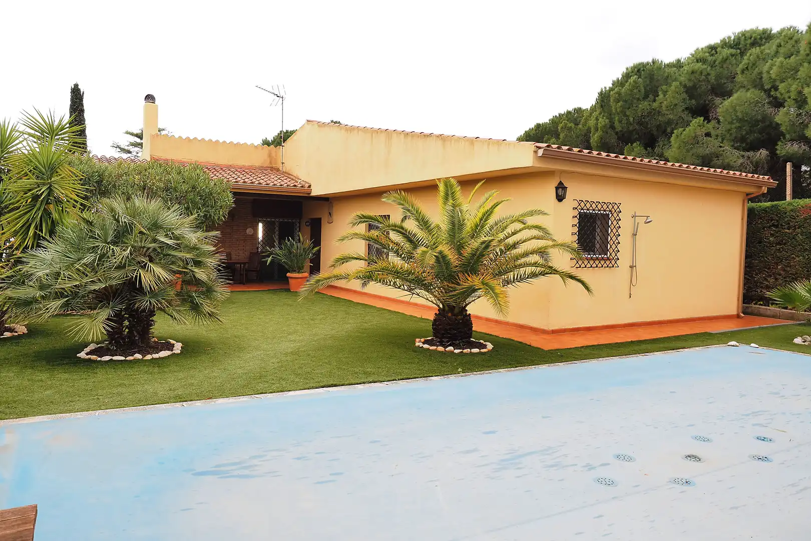 Vista exterior de Casa o xalet en venda en Canet de Mar amb Jardí privat, Terrassa i Piscina