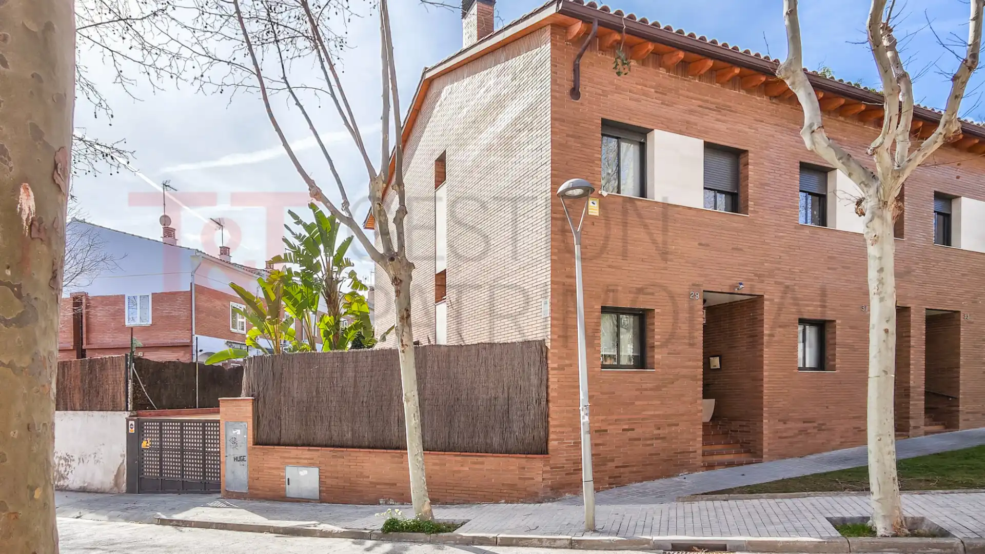 Außenansicht von Einfamilien-Reihenhaus zum Verkauf in El Masnou mit Klimaanlage, Heizung und Terrasse
