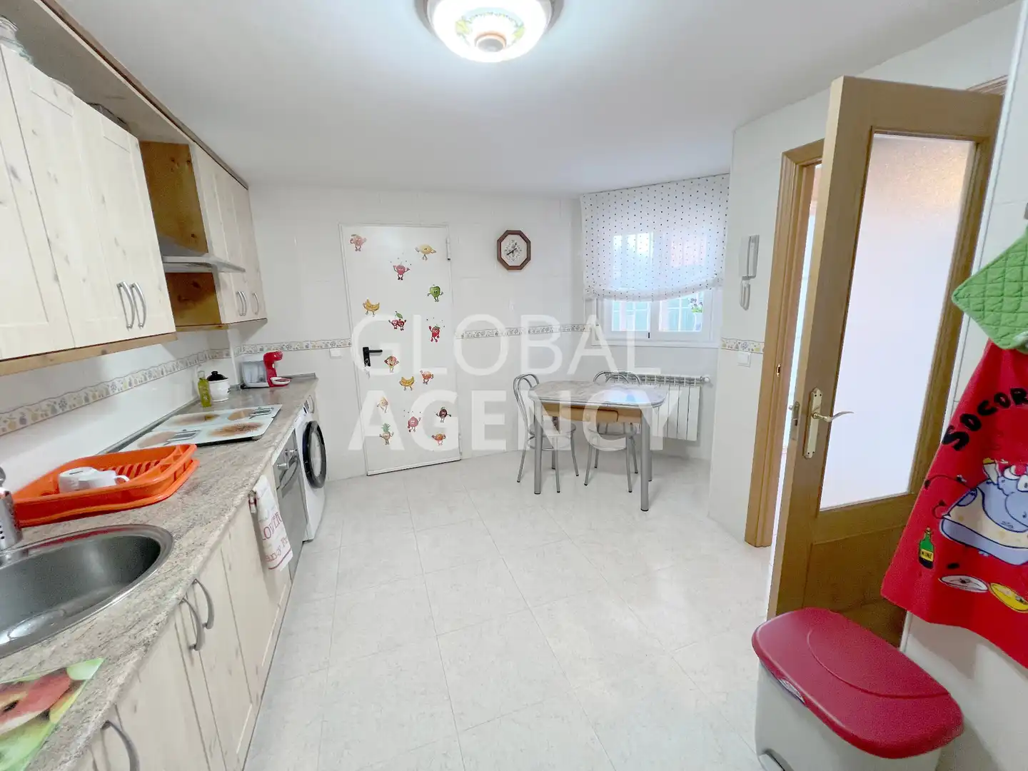 Cocina de Casa adosada en venta en Torrejón del Rey con Calefacción, Jardín privado y Horno