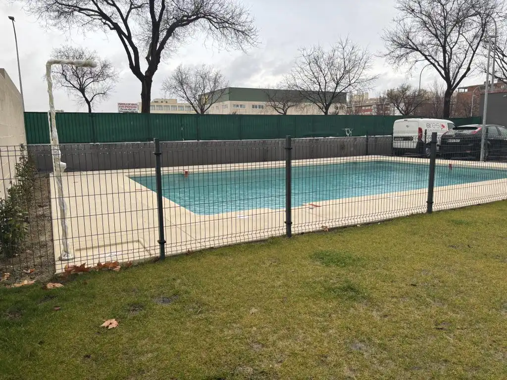 Piscina de Estudi de lloguer en Madrid amb Aire condicionat, Moblat i Piscina comunitària