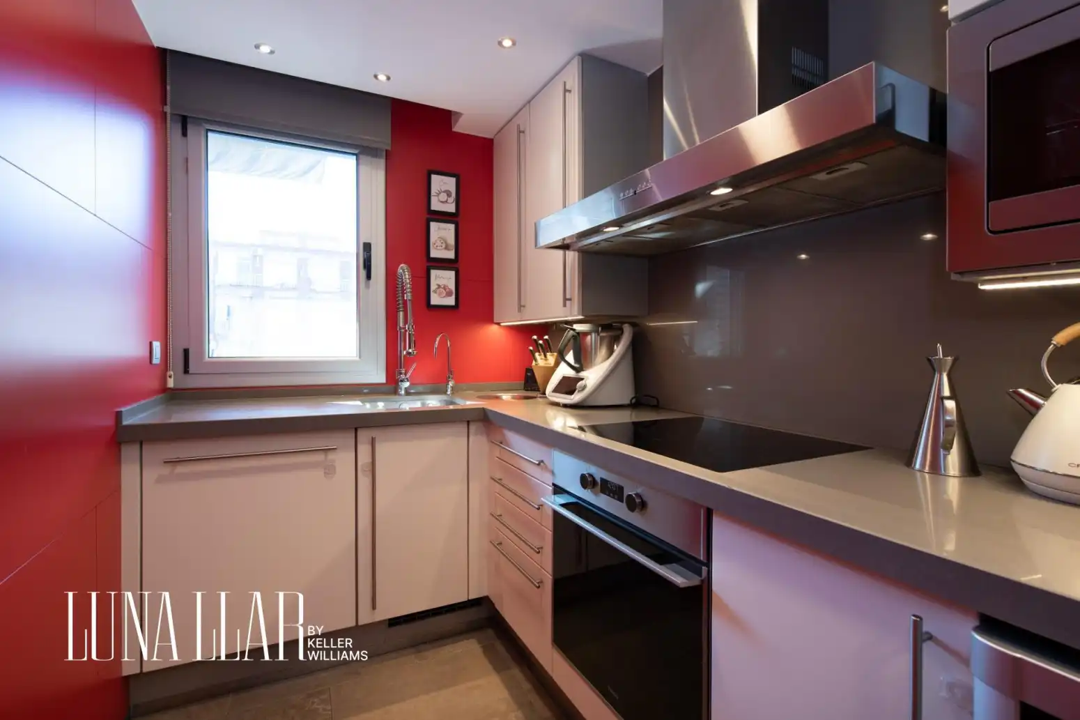 Kitchen of Flat for sale in Castelldefels  with Parquet flooring, Terrace and Balcony