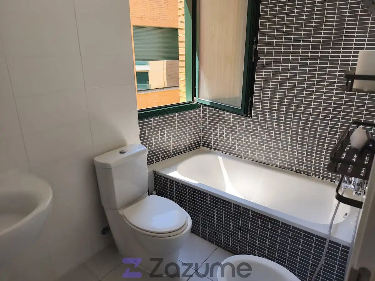 Badezimmer von Dachboden zur Miete in Cheste mit Terrasse, Schwimmbad und Ofen
