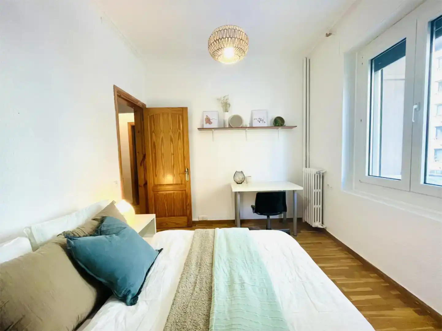 Bedroom of Flat for share in Gràcia