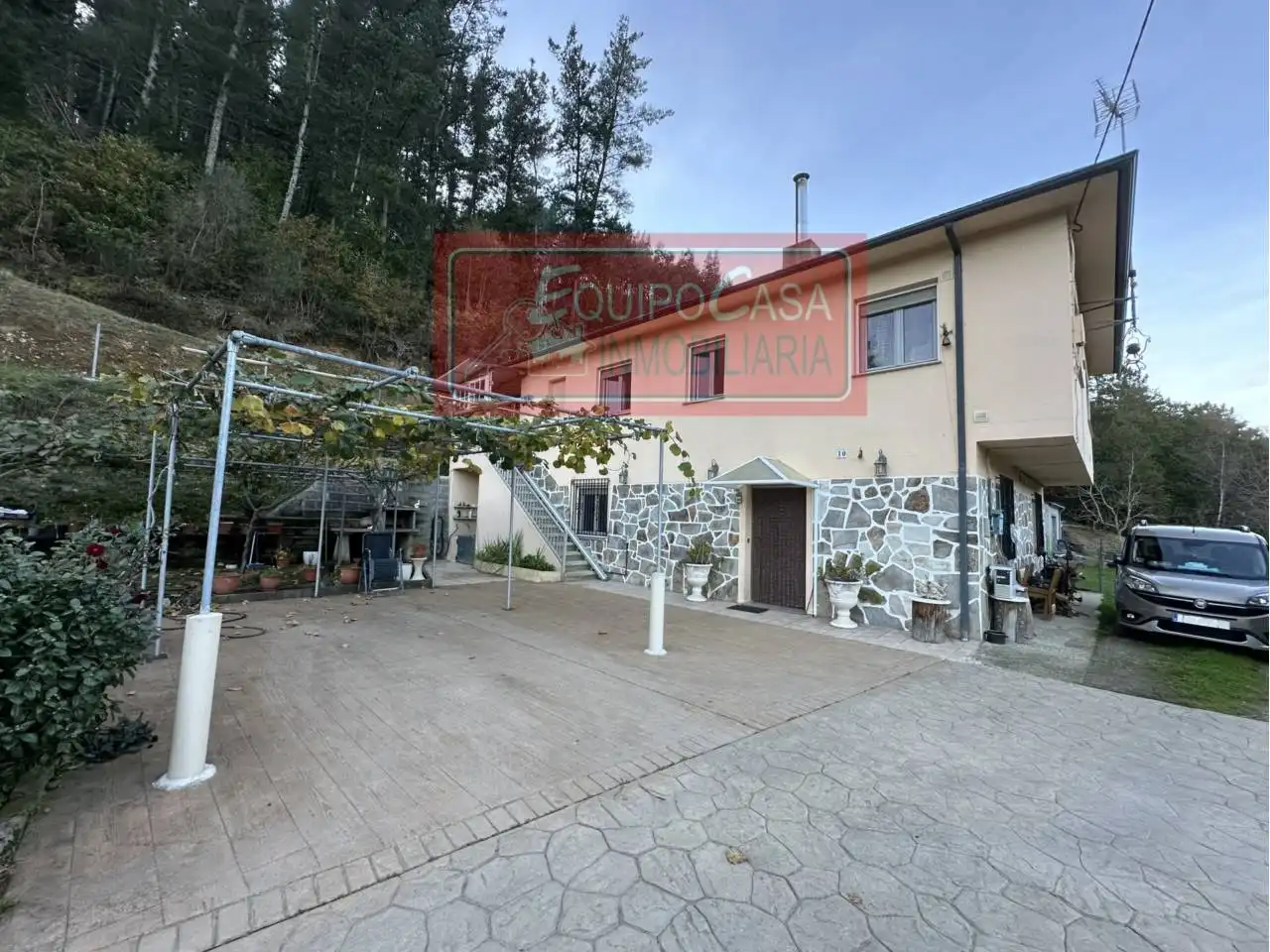 Vista exterior de Casa o xalet en venda en Ribeira de Piquín amb Calefacció, Jardí privat i Moblat