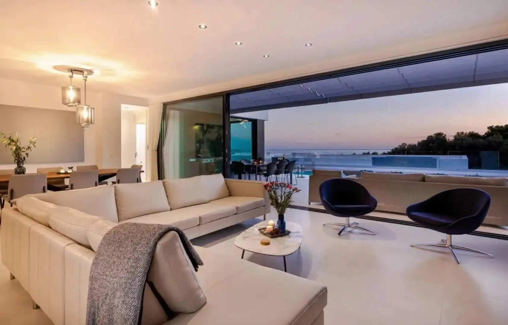 Sala d'estar de Casa o xalet en venda en Marbella amb Aire condicionat, Jardí privat i Terrassa