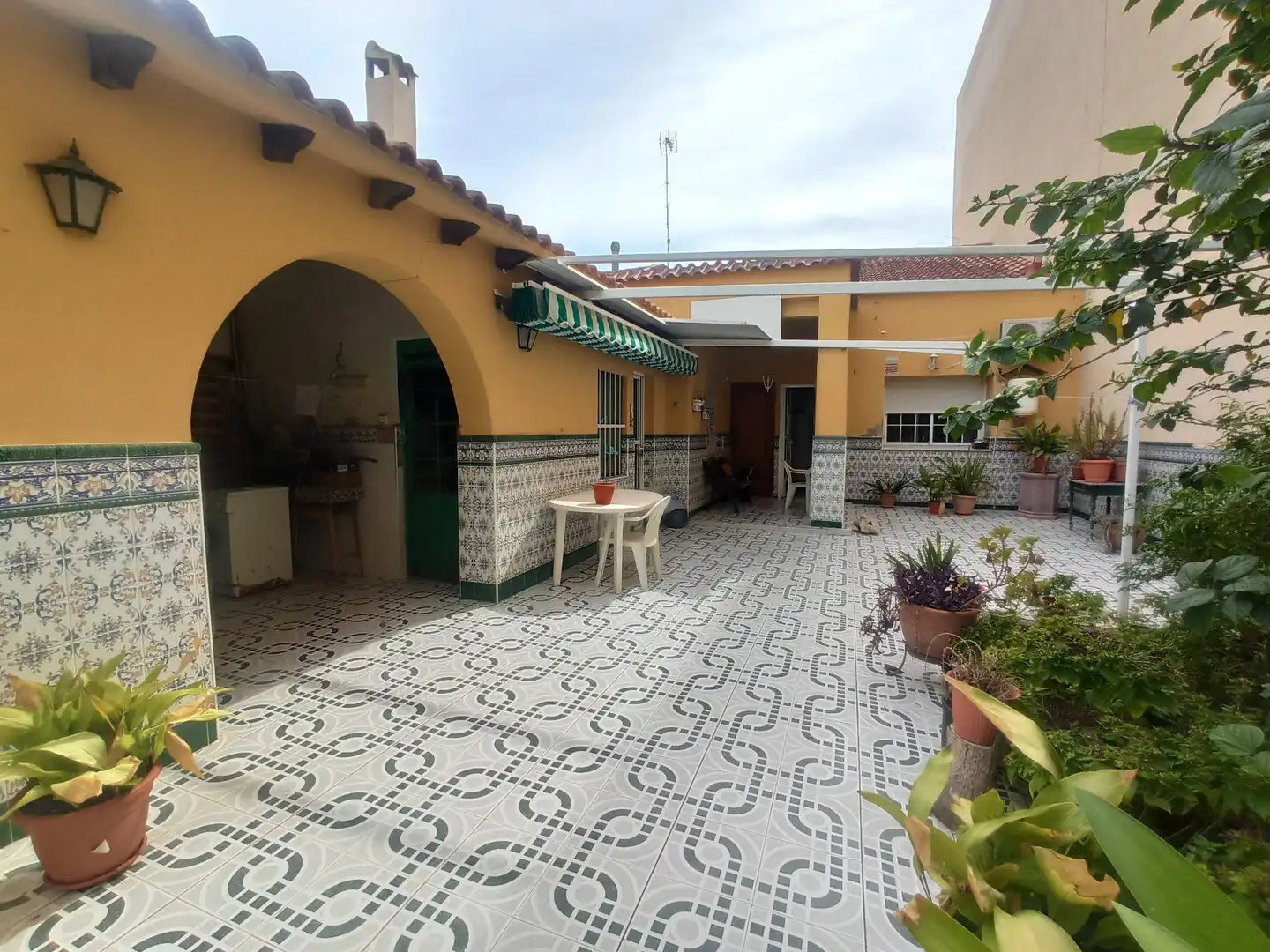 Außenansicht von Haus oder Chalet zum Verkauf in San Vicente del Raspeig / Sant Vicent del Raspeig mit Privatgarten und Abstellraum