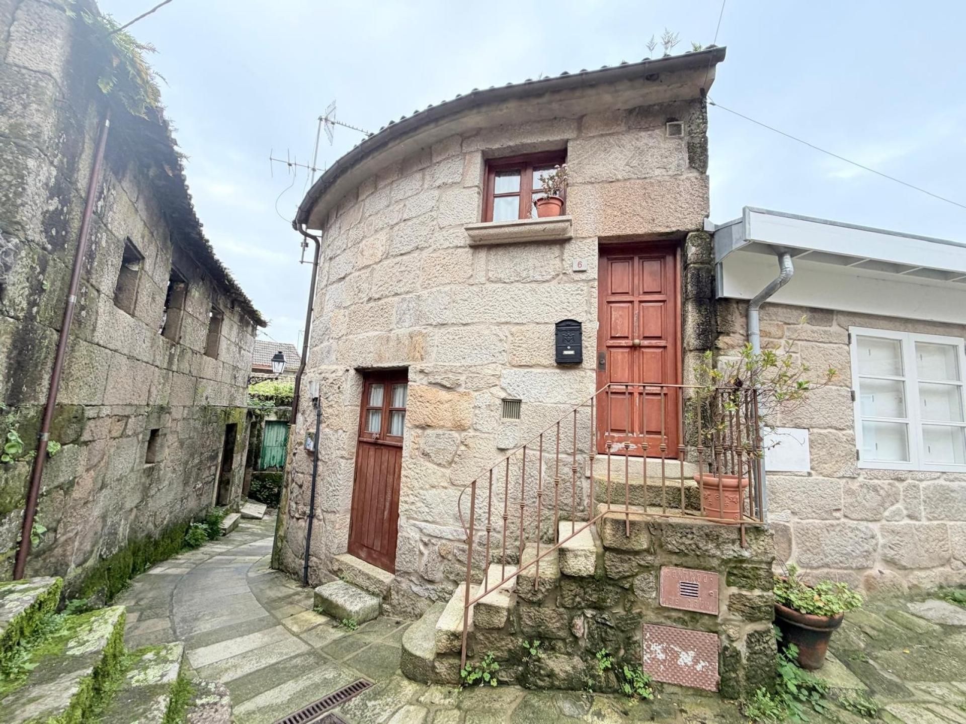 Vista exterior de Casa adosada en venda en Poio amb Aire condicionat, Terrassa i Balcó
