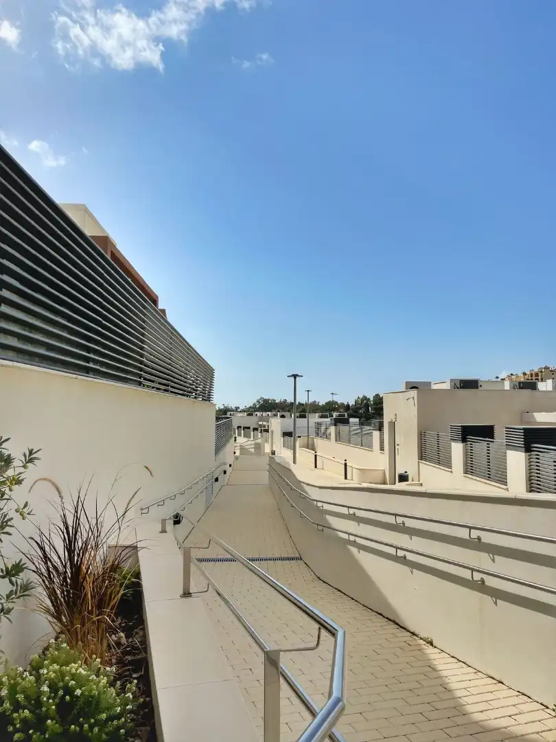 Außenansicht von Wohnung zur Miete in Benahavís mit Klimaanlage, Terrasse und Möbliert