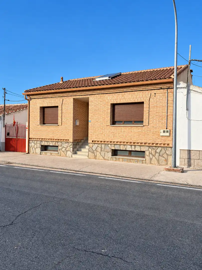 Vista exterior de Casa o xalet en venda en Polán amb Aire condicionat, Calefacció i Jardí privat