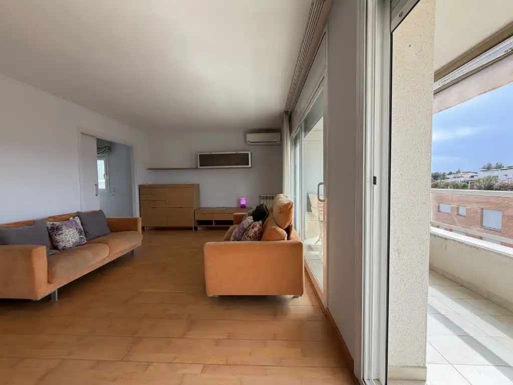 Wohnzimmer von Wohnung zur Miete in Girona mit Klimaanlage, Ofen und Balkon