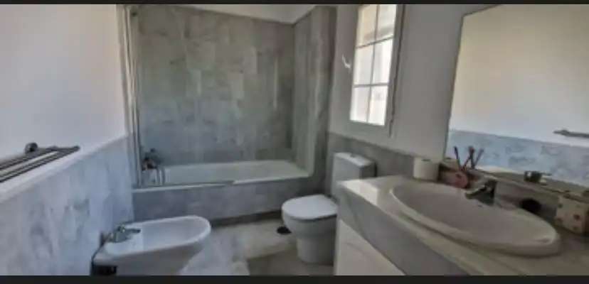 Badezimmer von Haus oder Chalet zum Verkauf in El Portil mit Privatgarten, Terrasse und Schwimmbad