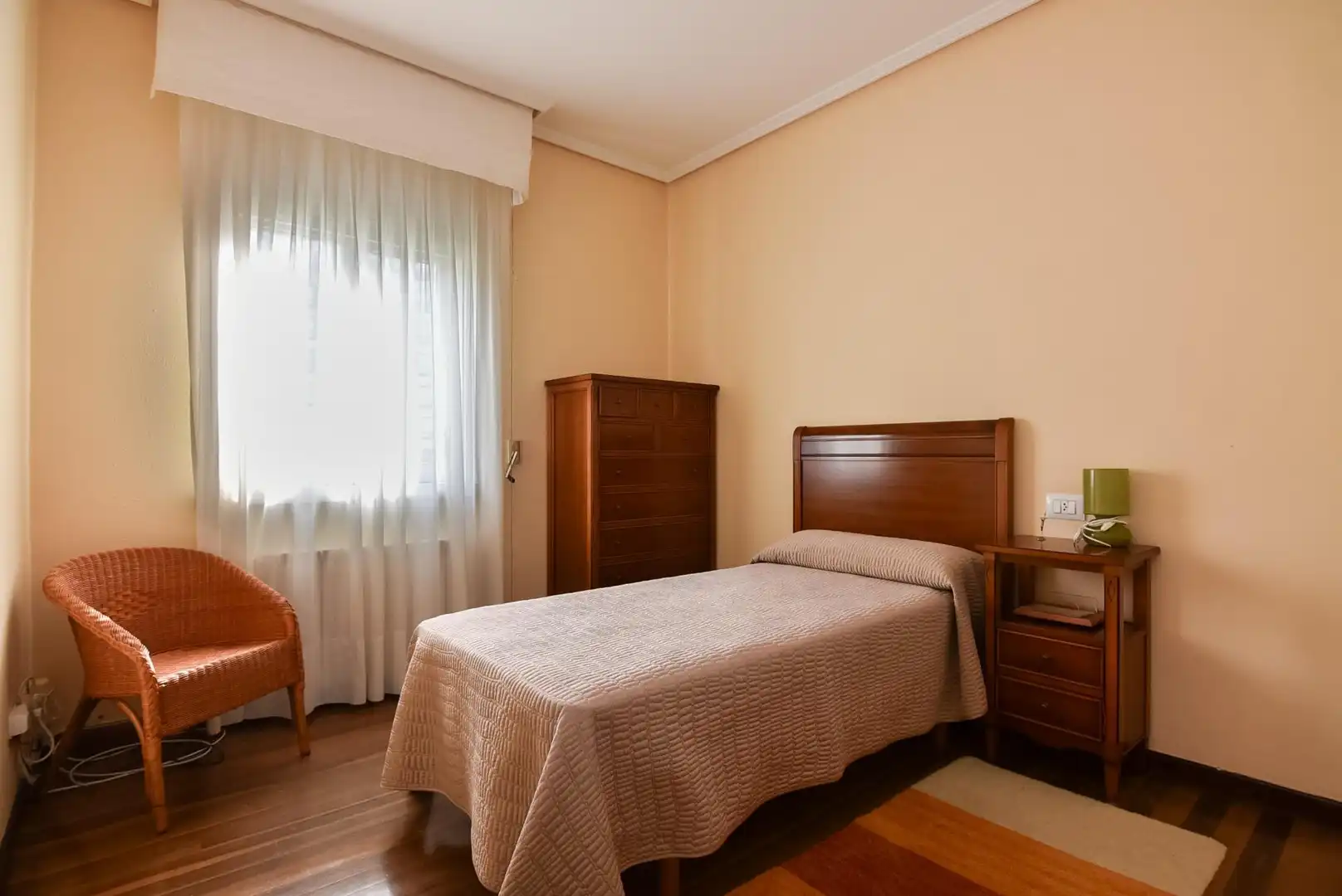 Dormitori de Casa o xalet en venda en A Coruña Capital  amb Calefacció, Jardí privat i Parquet