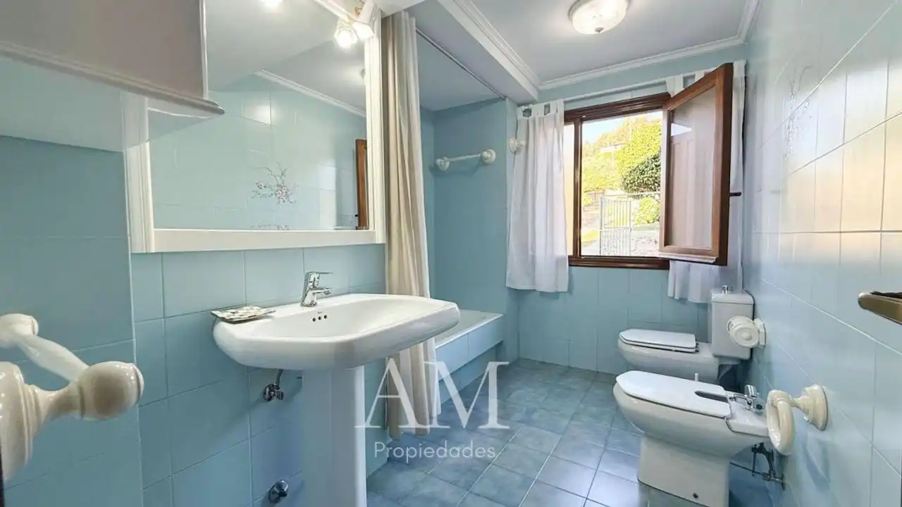 Bany de Casa o xalet en venda en Vigo  amb Calefacció, Jardí privat i Terrassa