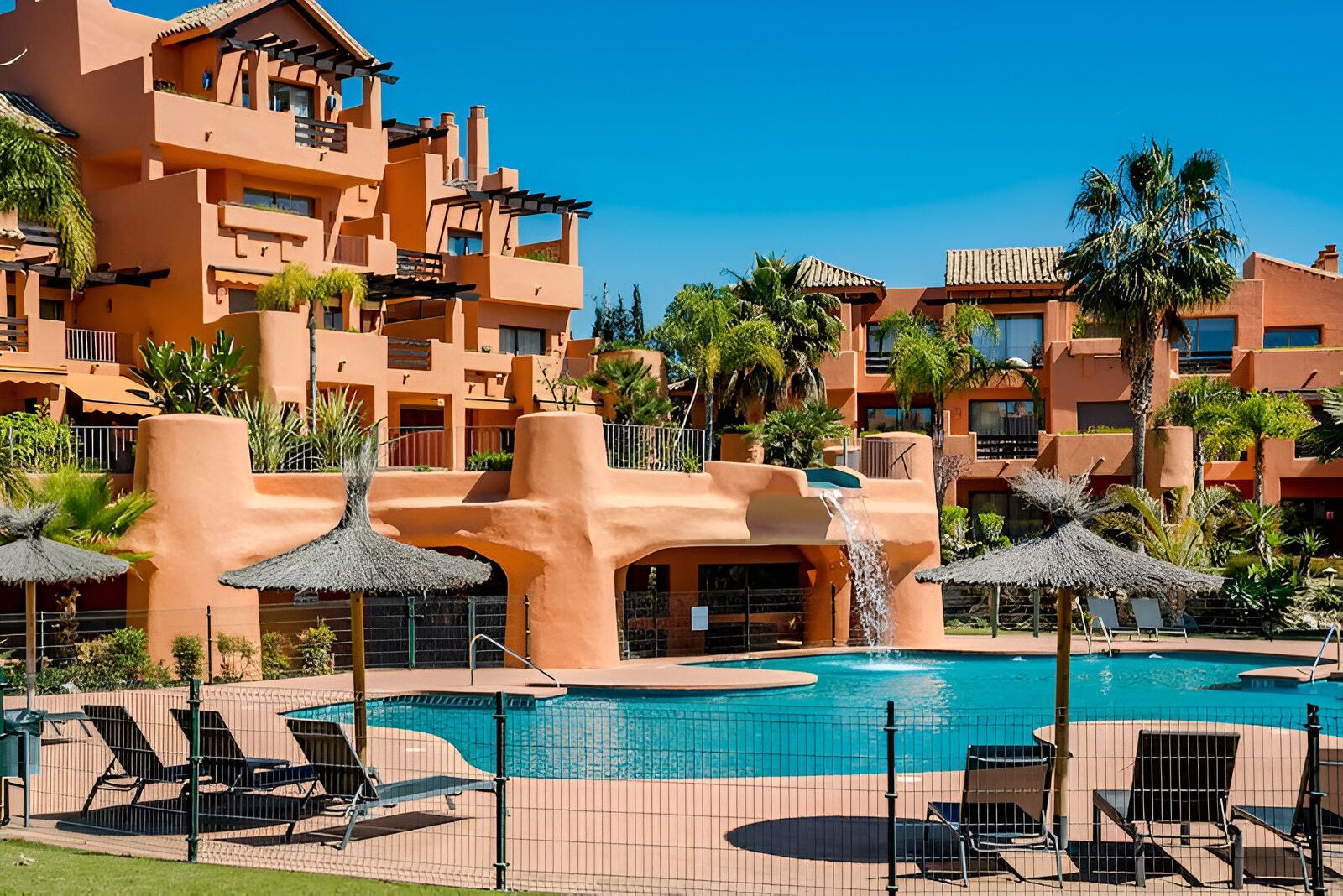 Vista exterior de Apartamento en venta en Estepona con Aire acondicionado, Terraza y Piscina