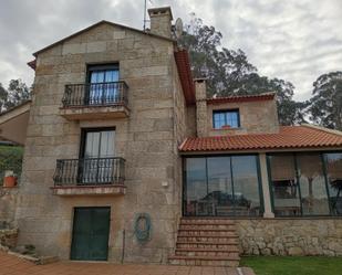 Vista exterior de Casa o xalet en venda en Bueu amb Calefacció, Terrassa i Piscina