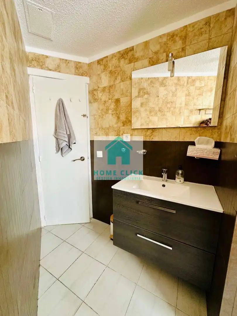 Bany de Apartament de lloguer en Mont-roig del Camp amb Aire condicionat, Calefacció i Jardí privat