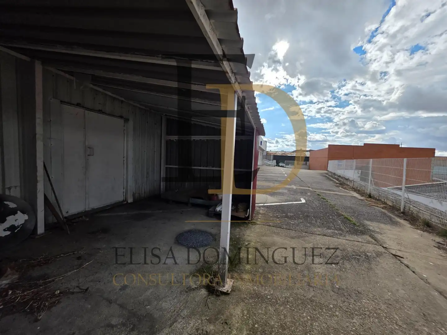 Parkplatz von Fabrikhallen zur Miete in Villares de la Reina, Salamanca
