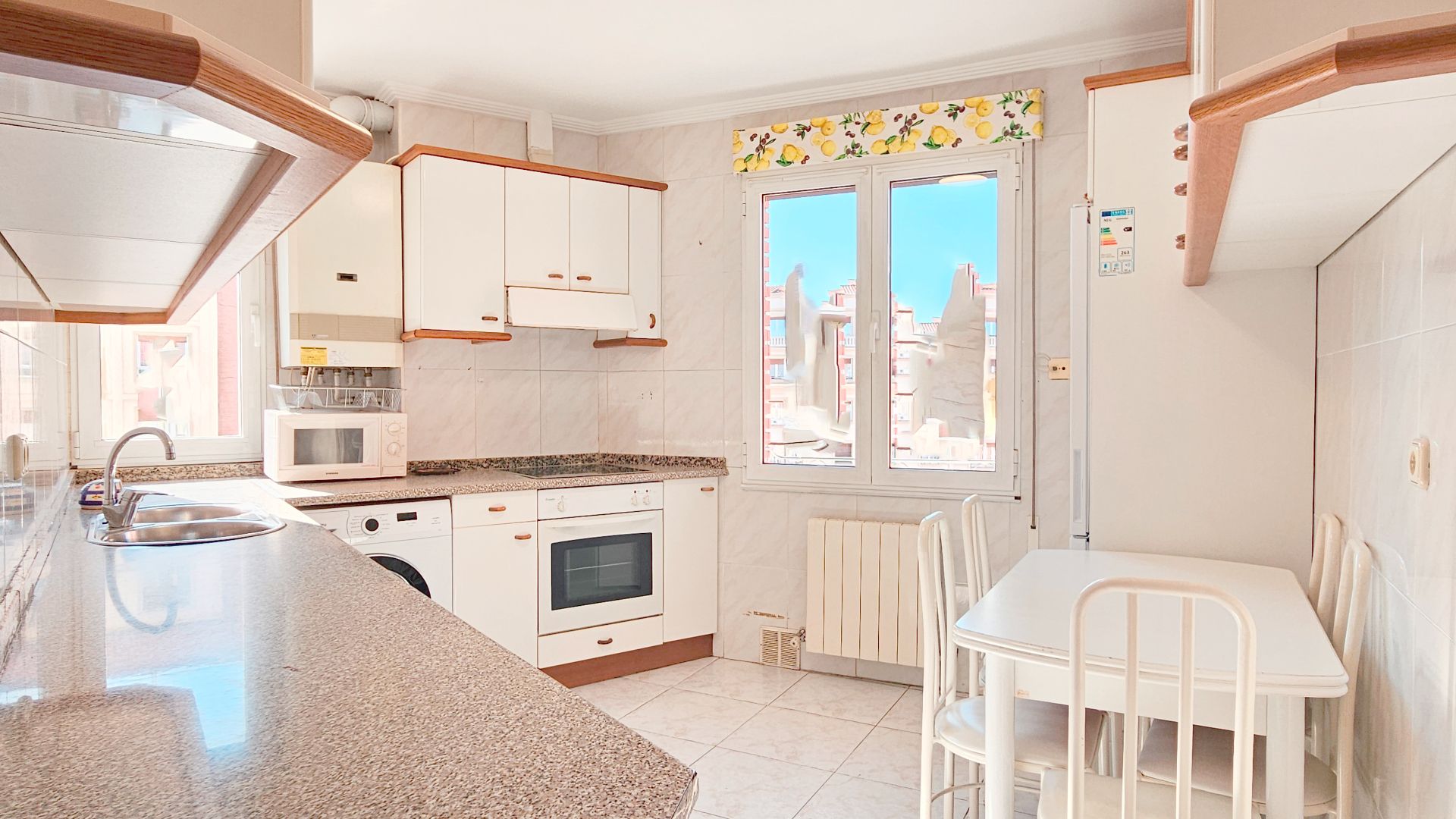 Cocina de Piso en venta en Vitoria - Gasteiz con Calefacción, Parquet y Amueblado