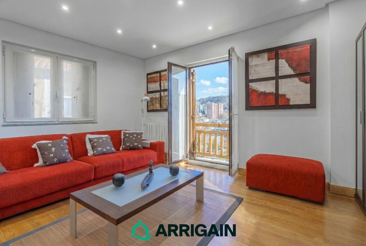 Dormitori de Pis en venda en Donostia - San Sebastián  amb Calefacció, Moblat i Balcó