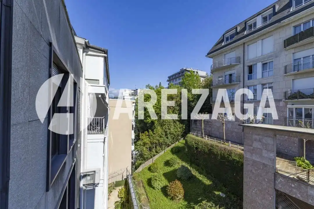 Jardín de Piso en venta en Donostia - San Sebastián  con Calefacción, Terraza y Balcón