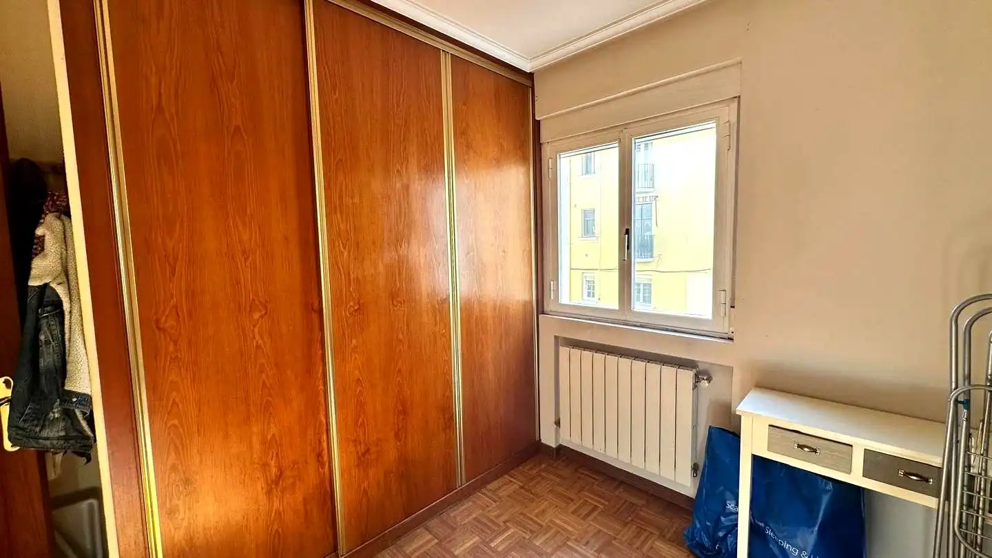 Dormitori de Apartament en venda en  Logroño amb Calefacció i Parquet