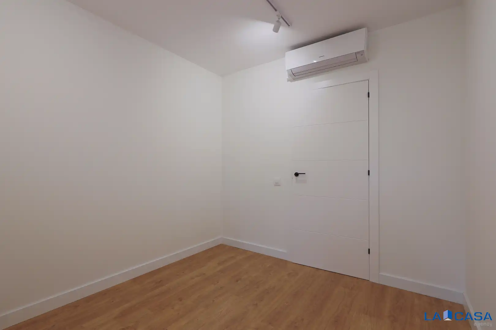 Bedroom of Flat for sale in Barcelona