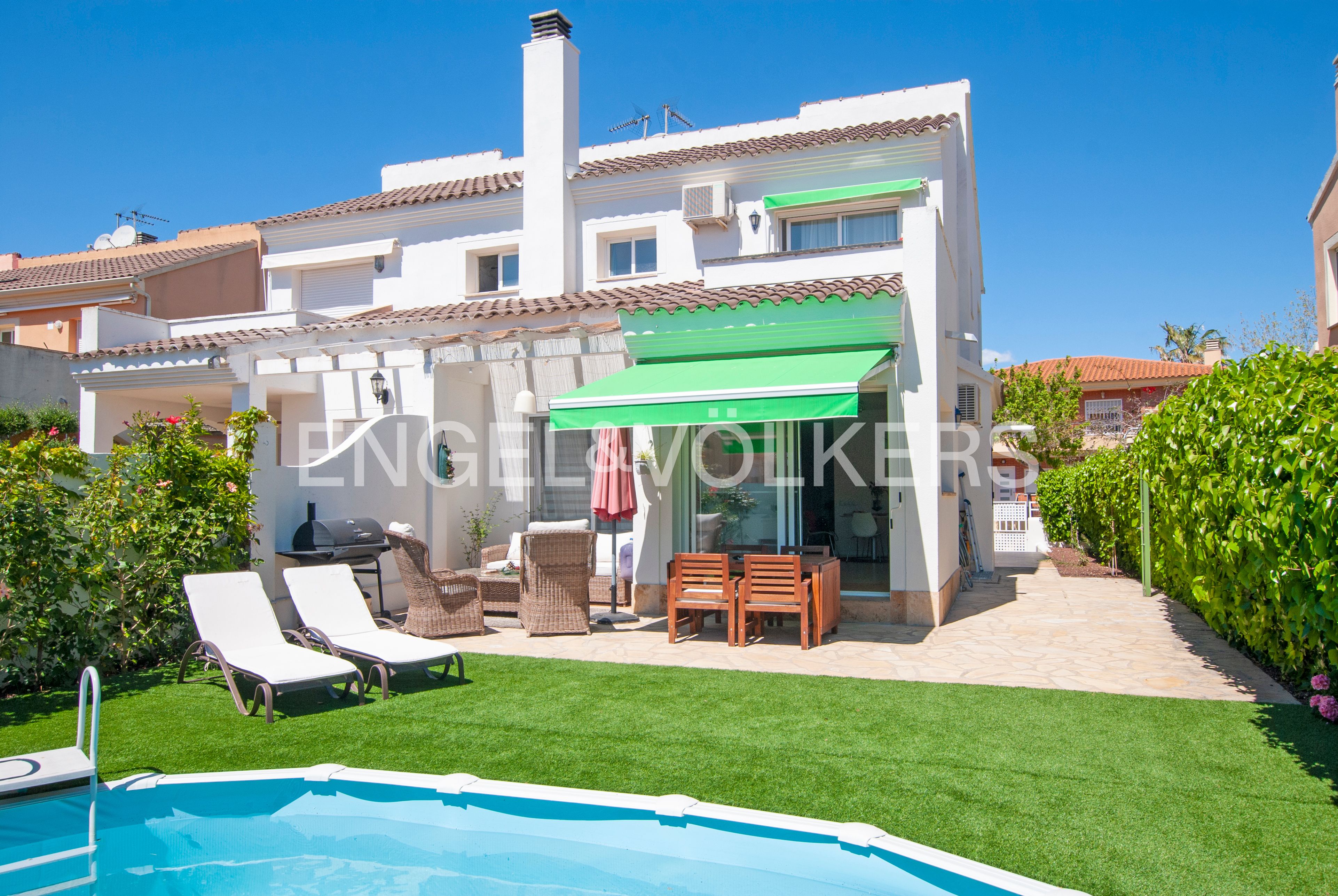 Vista exterior de Casa adosada en venda en Cambrils amb Aire condicionat, Calefacció i Jardí privat