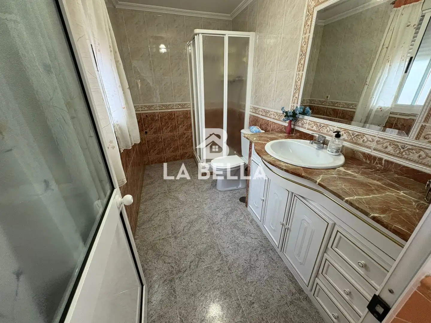 Bany de Casa o xalet en venda en Sevilla amb Aire condicionat, Terrassa i Moblat