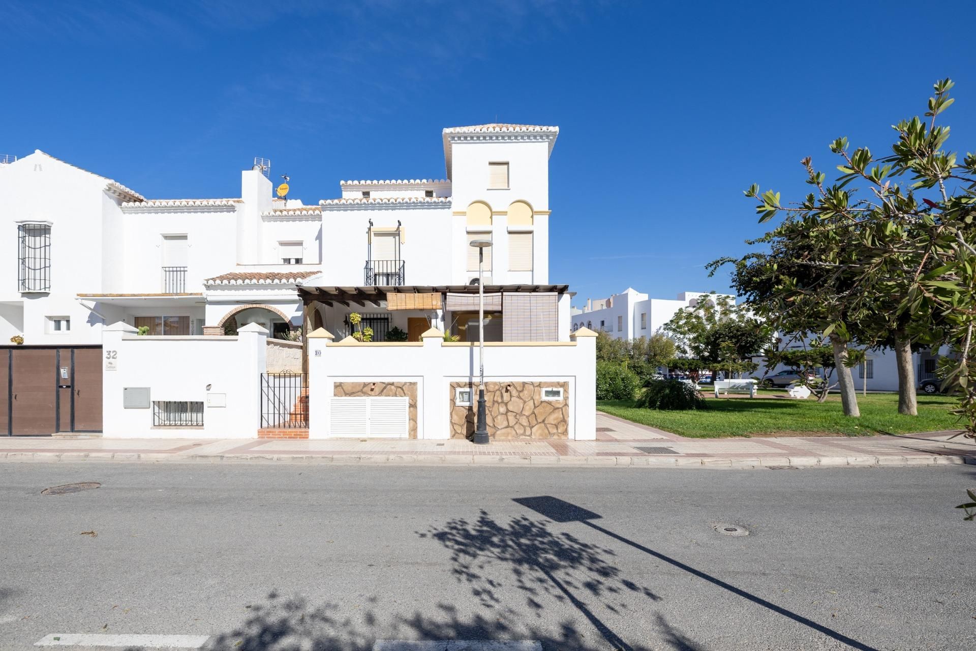 Vista exterior de Casa adosada en venda en Motril amb Aire condicionat i Balcó
