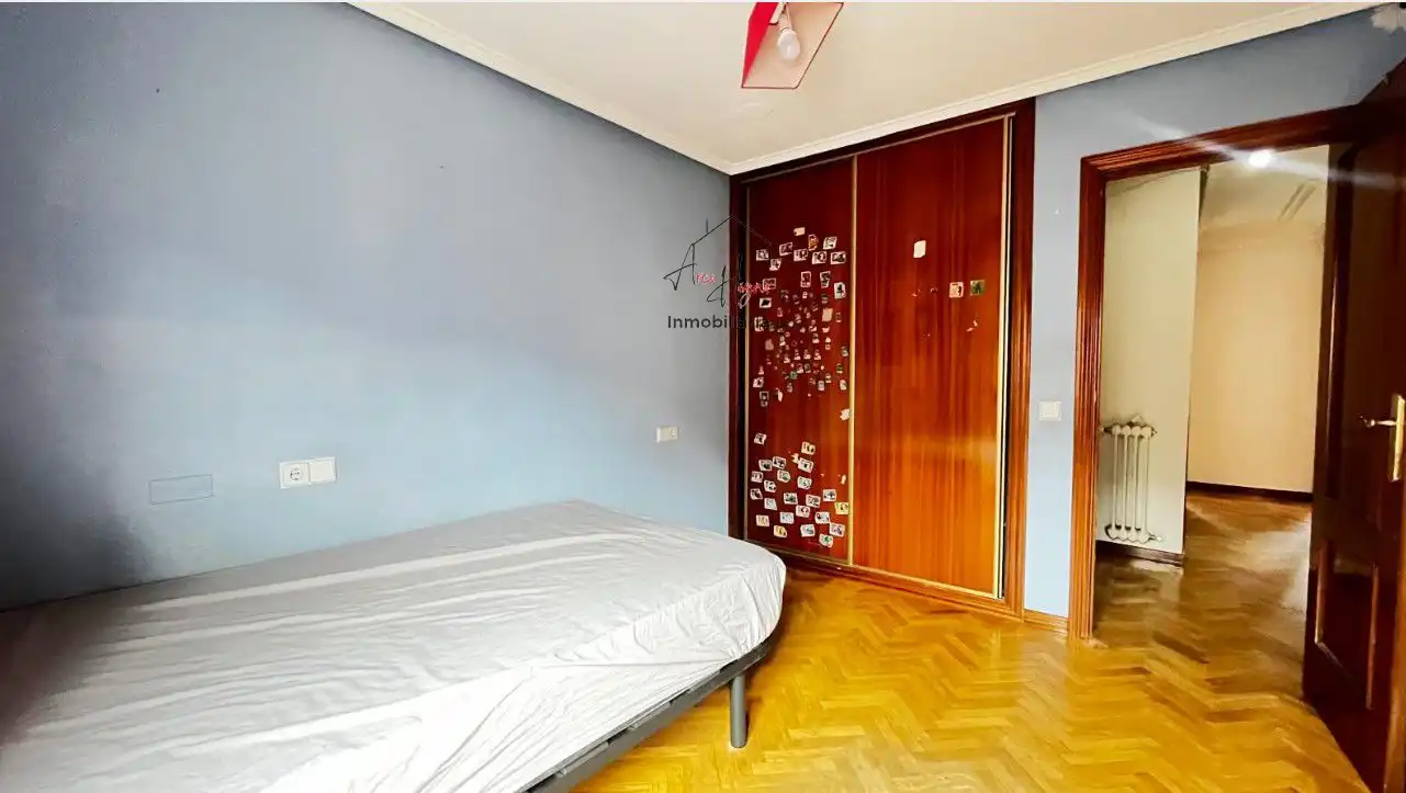 Schlafzimmer von Haus oder Chalet zum Verkauf in Villamayor mit Heizung, Parkett und Terrasse