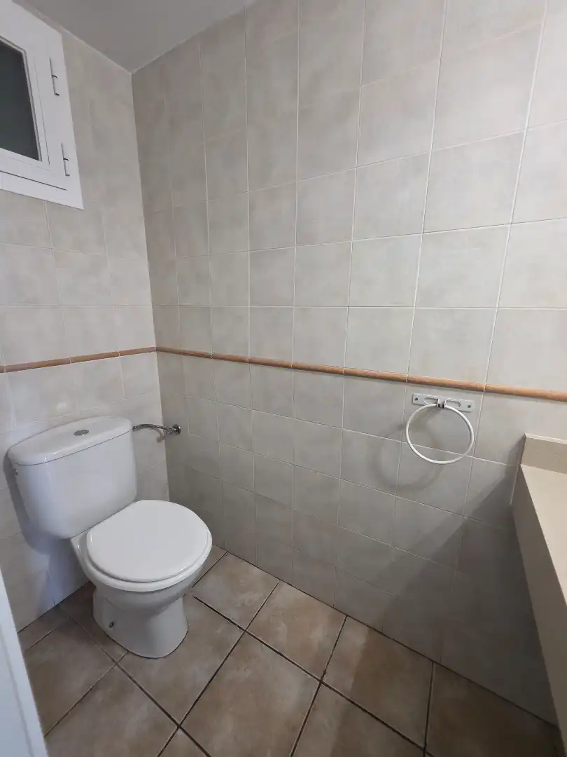 Badezimmer von Einfamilien-Reihenhaus zum Verkauf in Calvià mit Klimaanlage, Heizung und Privatgarten