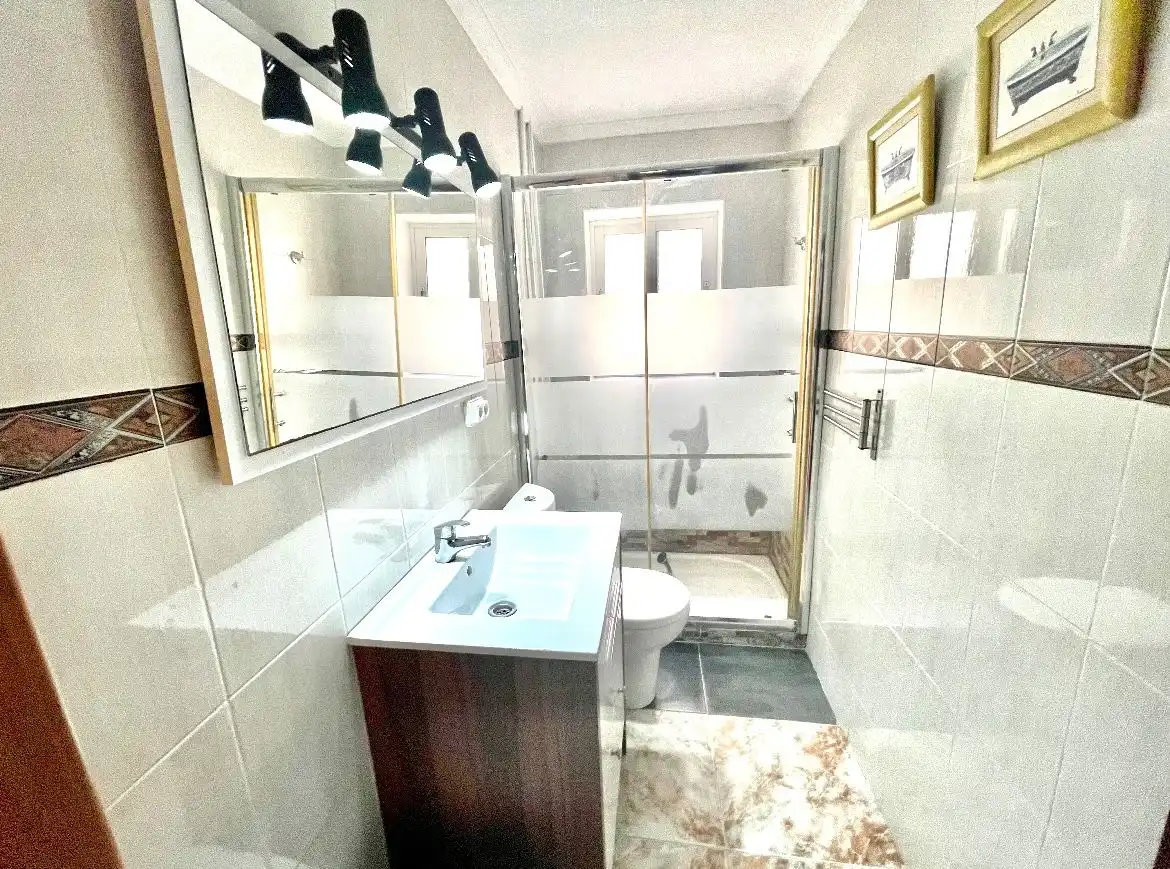 Baño de Piso para compartir en Valencia con Aire acondicionado, Calefacción y Amueblado