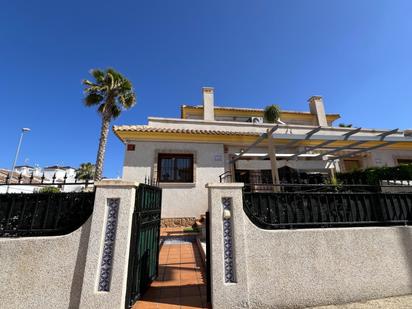 Vista exterior de Casa o xalet en venda en Orihuela amb Piscina