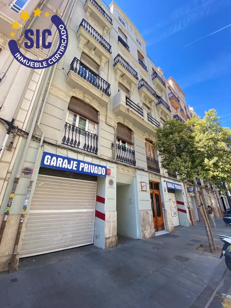 Exterior view of Garage for sale in L'Eixample