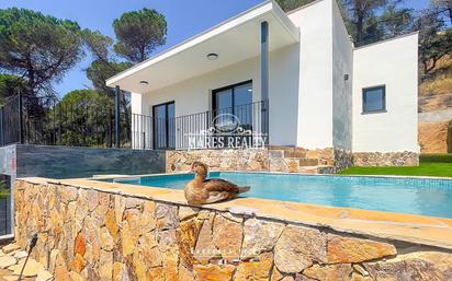 Vista exterior de Casa o xalet en venda en Lloret de Mar amb Aire condicionat, Terrassa i Piscina