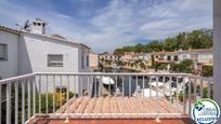 Vista exterior de Casa adosada en venda en Empuriabrava amb Aire condicionat, Jardí privat i Terrassa