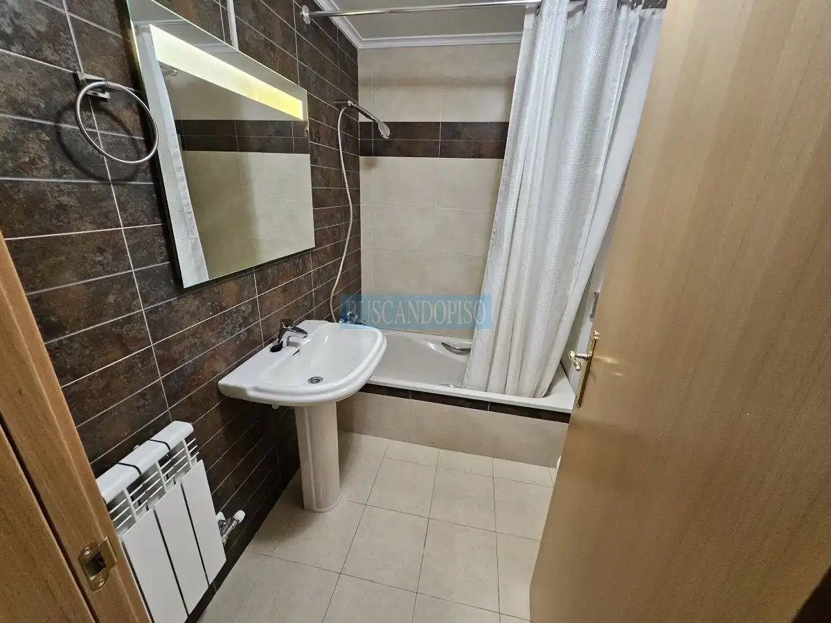 Bathroom of Apartments for rent in  Logroño  with Heating, Parquet flooring and Storage room