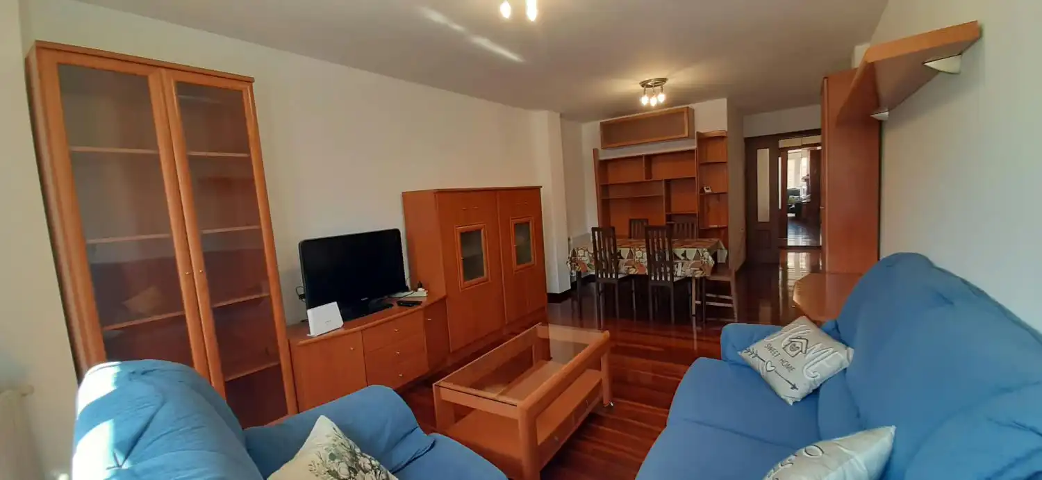 Sala d'estar de Pis en venda en Bárcena de Cicero amb Calefacció, Traster i Moblat