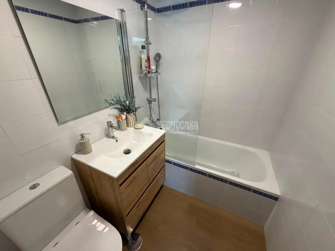 Badezimmer von Wohnung zum Verkauf in Manilva mit Parkett und Gemeinschaftspool