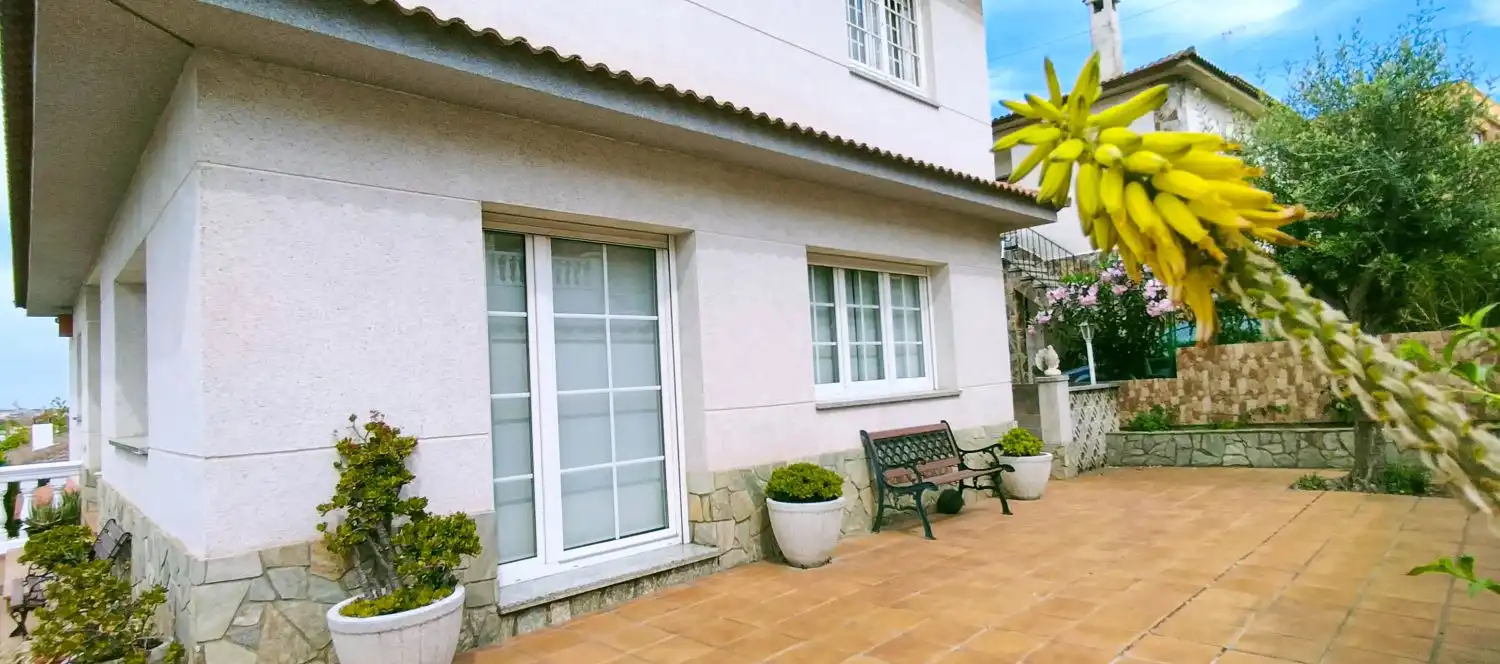 Vista exterior de Casa o xalet en venda en Cerdanyola del Vallès amb Aire condicionat, Calefacció i Jardí privat
