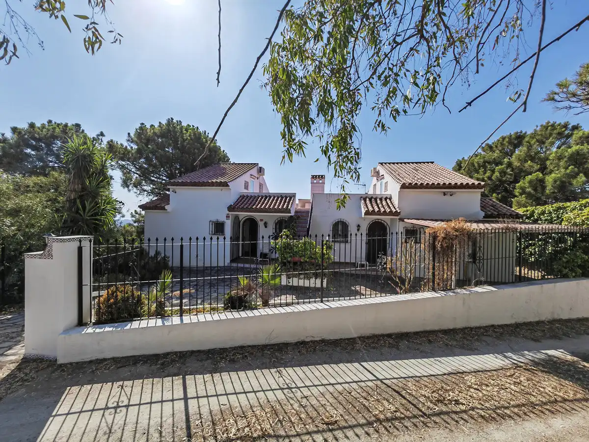 Vista exterior de Casa o xalet en venda en Estepona amb Aire condicionat, Jardí privat i Terrassa