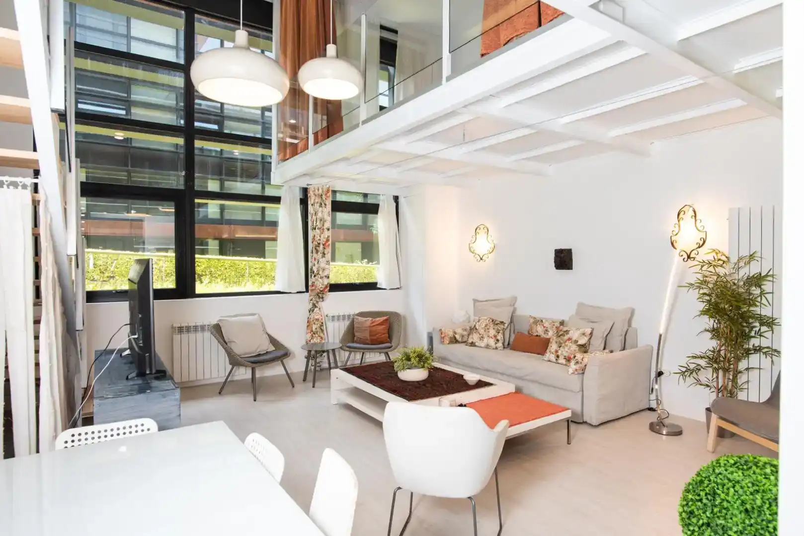 Sala d'estar de Dúplex per a compartir en Alcobendas amb Aire condicionat, Parquet i Moblat