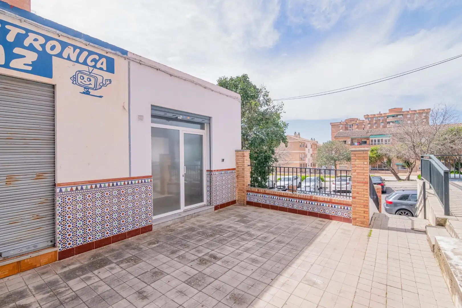 Vista exterior de Local en venda en Granada