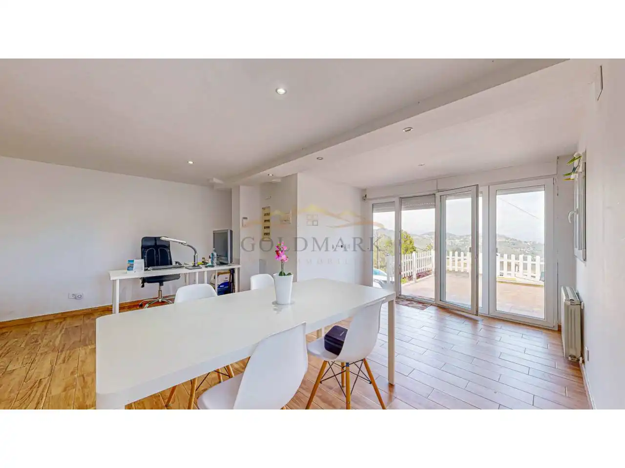 Vista exterior de Casa o xalet en venda en Corbera de Llobregat amb Aire condicionat, Jardí privat i Terrassa