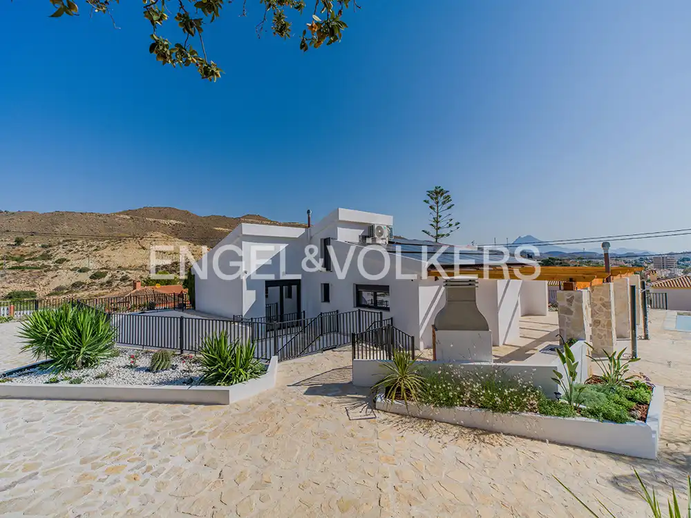 Vista exterior de Casa o xalet en venda en El Campello amb Aire condicionat, Calefacció i Jardí privat