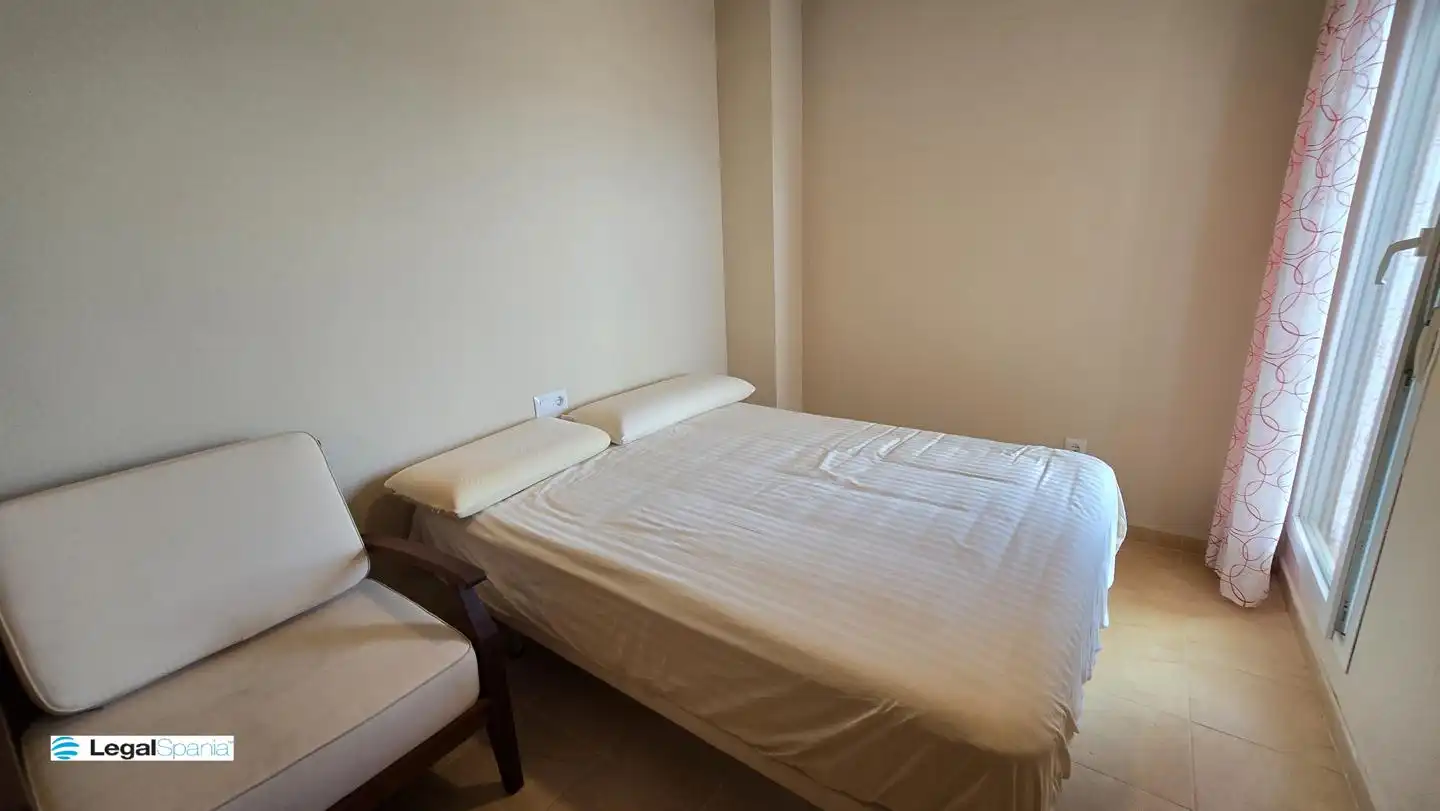 Schlafzimmer von Wohnungen zum Verkauf in La Manga del Mar Menor mit Klimaanlage, Heizung und Privatgarten
