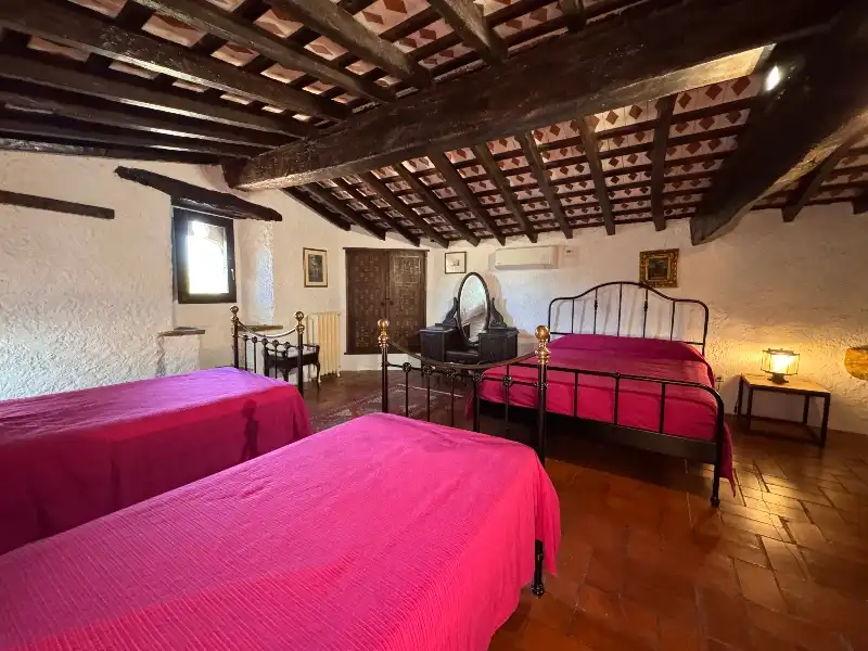 Habitación de Finca rústica en venta en Ullastret con Aire acondicionado, Calefacción y Jardín privado