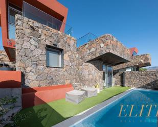 Vista exterior de Casa o xalet en venda en San Bartolomé de Tirajana amb Terrassa i Piscina comunitària