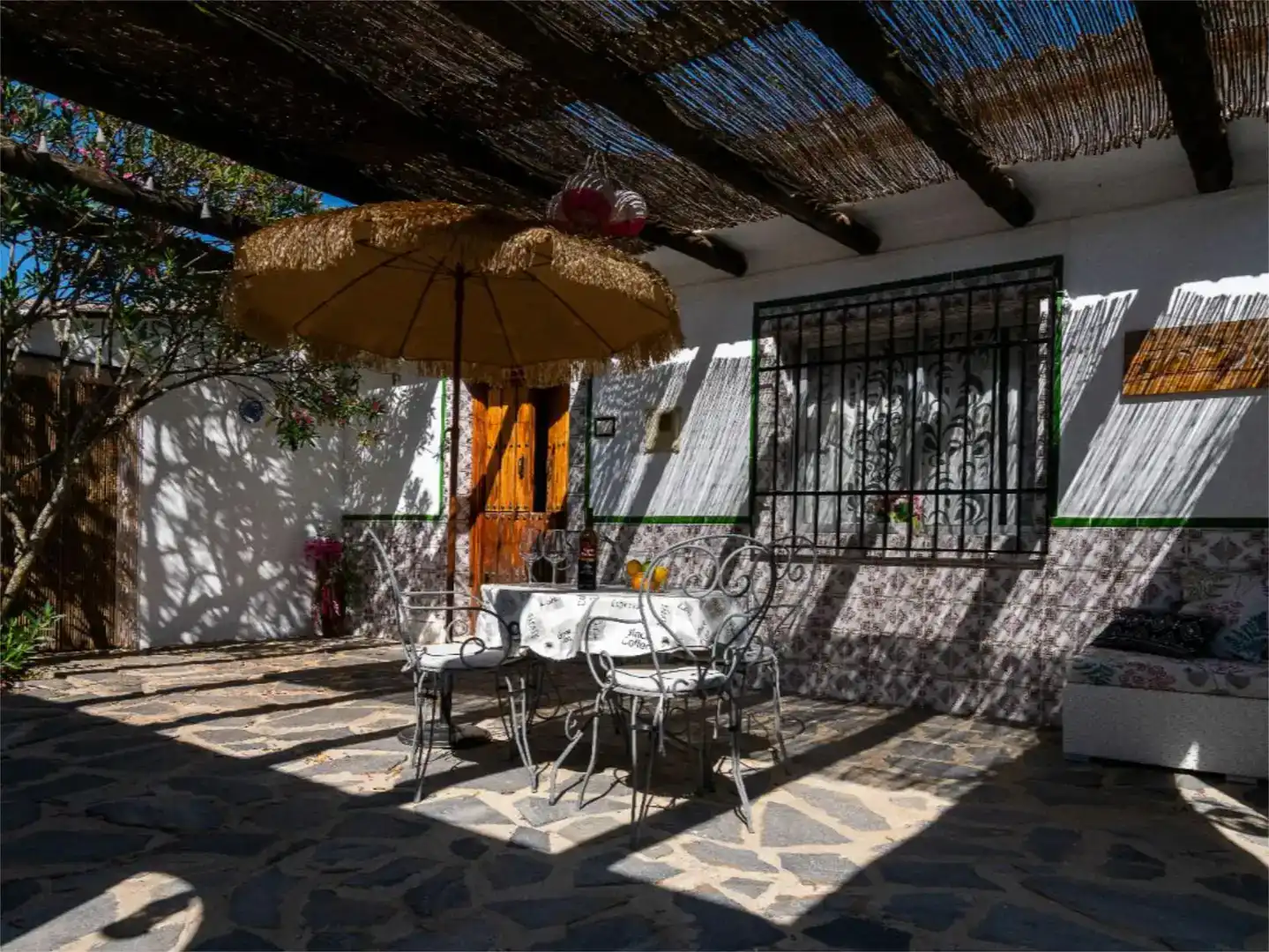 Terrassa de Finca rústica en venda en Iznájar amb Aire condicionat, Piscina i Balcó